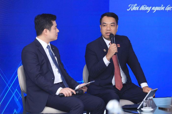 GS.TS Mạc Quốc Anh, Bí thư Đảng ủy, Phó Chủ tịch kiêm Tổng Thư ký Hanoisme trao đổi tại tọa đàm.