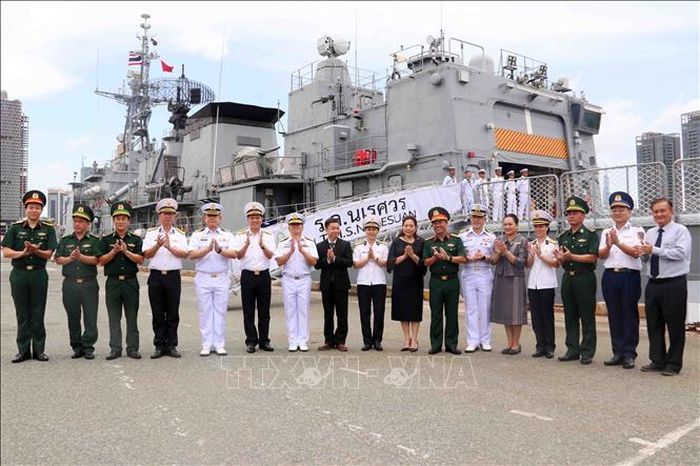 Các đại biểu dự lễ đón tàu H.T.M.S Naresuan (FFG 421) của Hải quân Hoàng gia Thái Lan.