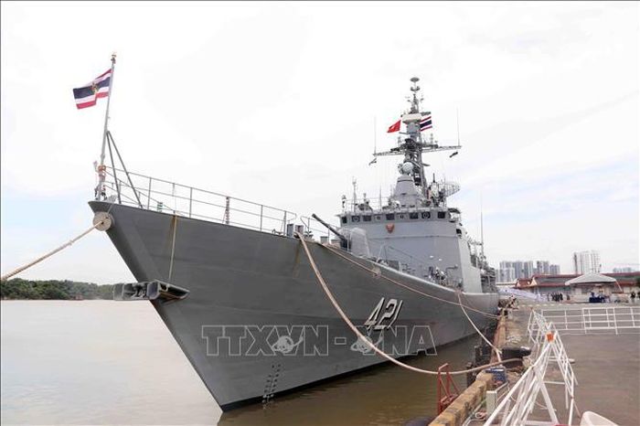 Tàu H.T.M.S Naresuan (FFG 421) của Hải quân Hoàng gia Thái Lan cập bến cảng quốc tế Nhà Rồng- Khánh Hội, bắt đầu chuyến thăm hữu nghị Thành phố Hồ Chí Minh.