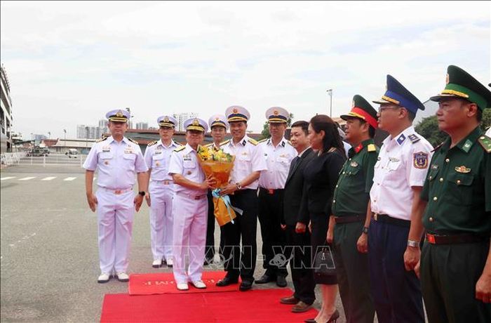 Đại tá Phạm Tiến Dũng (phải), Phó Tham mưu trưởng Vùng 2 Hải quân, tặng hoa chào đón Chuẩn Đô đốc Borworn Phromkaewngam (trái), Giám đốc Học viện Hải quân Hoàng gia Thái Lan.