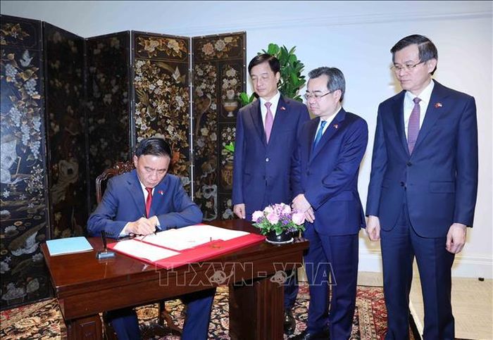 Thường trực Ban Bí thư Trần Cẩm Tú ghi sổ lưu niệm. Ảnh: Phương Hoa/TTXVN