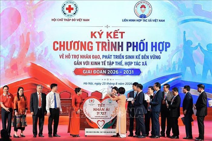 Các đại biểu khởi động chương trình "Tết nhân ái 2027". Ảnh: Lê Đông/TTXVN