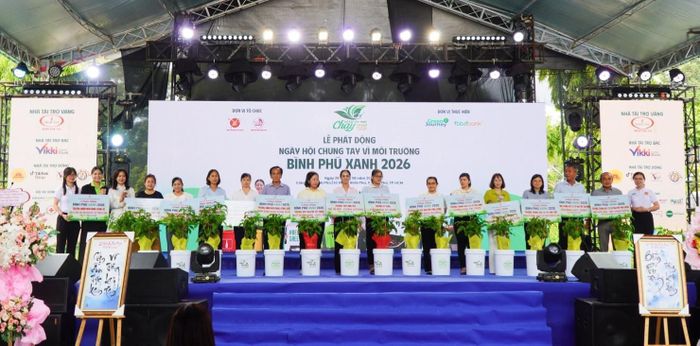 Chương trình trao tặng cây xanh, bộ ủ compost và cẩm nang xanh cho đại diện các khu phố và trường học. Ảnh: BTC