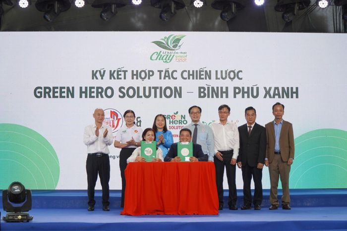 UBND phường Bình Phú, dự án Green Hero Solution và Food Bank Việt Nam ký kết triển khai mô hình Green Hero Solution - Bình Phú xanh. Ảnh: BTC