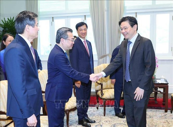 Tổng Thư ký Đảng Hành động Nhân dân, Thủ tướng Singapore Lawrence Wong cùng các đại biểu cấp cao Đảng Cộng sản Việt Nam. Ảnh: Phương Hoa/TTXVN