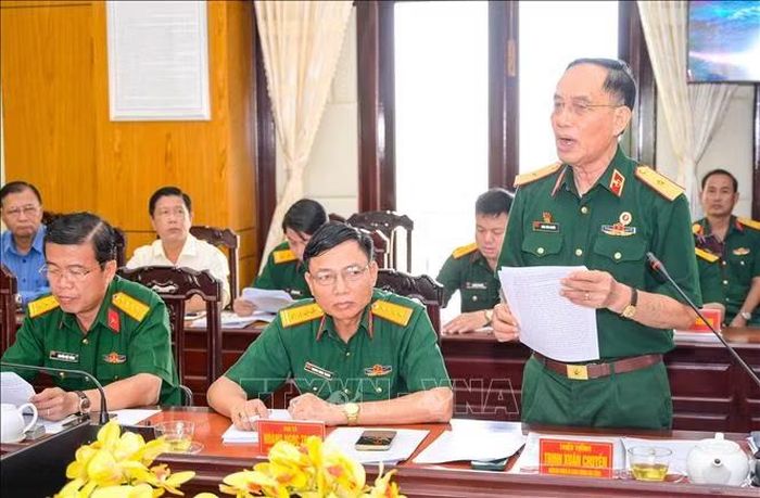 Thiếu tướng Trịnh Xuân Chiến, Nguyên Chính ủy Binh chủng Đặc công phát biểu trao đổi tại hội thảo.
