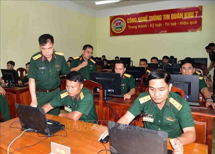 Các Bí thư Chi bộ tiêu biểu của lực lượng vũ trang Quân khu 7 bắt đầu vào những phần thi đầu tiên.