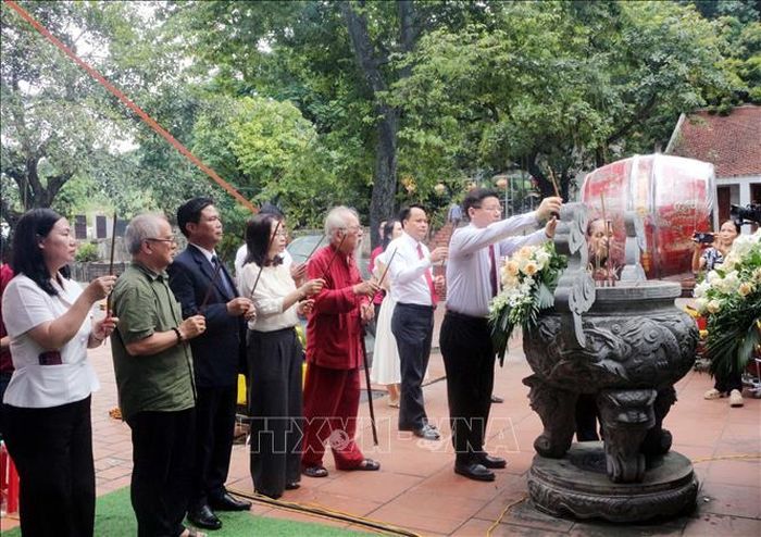 Các đại biểu dâng hương, dâng hoa tại đền Đền thờ Nữ tướng Lê Chân, phường Lý Thường Kiệt, tỉnh Ninh Bình.