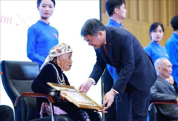Thủ tướng Lê Minh Hưng trao tặng huy hiệu 70 năm tuổi Đảng cho các đồng chí đảng viên lão thành thuộc Đảng bộ Thành phố Hải Phòng. Ảnh: Dương Giang/TTXVN