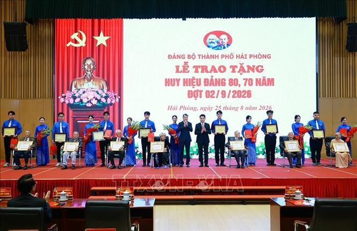 Thủ tướng Lê Minh Hưng trao tặng huy hiệu 70 năm tuổi Đảng cho các đồng chí đảng viên lão thành thuộc Đảng bộ Thành phố Hải Phòng. Ảnh: Dương Giang/TTXVN