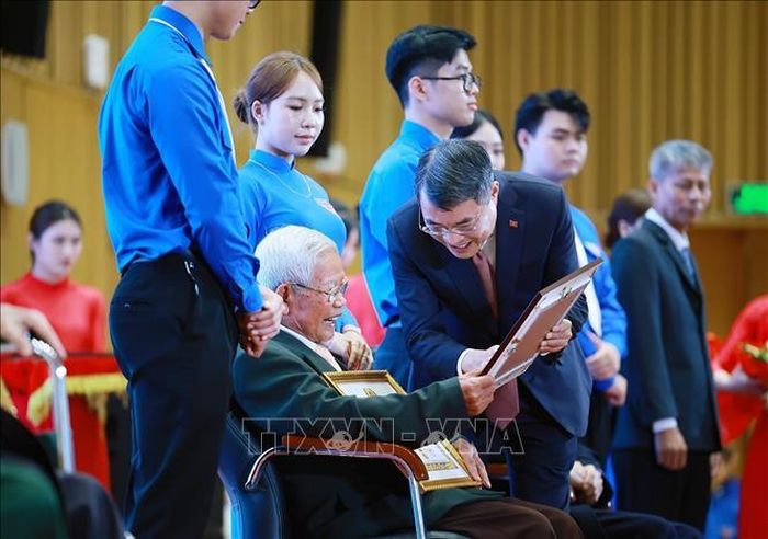 Thủ tướng Lê Minh Hưng trao tặng huy hiệu 80 năm tuổi Đảng cho các đồng chí đảng viên lão thành thuộc Đảng bộ Thành phố Hải Phòng. Ảnh: Dương Giang/TTXVN