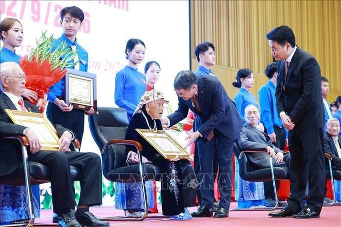 Thủ tướng Lê Minh Hưng trao tặng huy hiệu 70 năm tuổi Đảng cho các đồng chí đảng viên lão thành thuộc Đảng bộ Thành phố Hải Phòng. Ảnh: Dương Giang/TTXVN