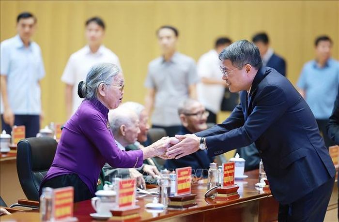 Thủ tướng Lê Minh Hưng với các đồng chí đảng viên lão thành thuộc Đảng bộ Thành phố Hải Phòng. Ảnh: Dương Giang/TTXVN