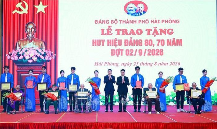 Thủ tướng Lê Minh Hưng trao tặng huy hiệu 80 năm tuổi Đảng cho các đồng chí đảng viên lão thành thuộc Đảng bộ Thành phố Hải Phòng. Ảnh: Dương Giang/TTXVN