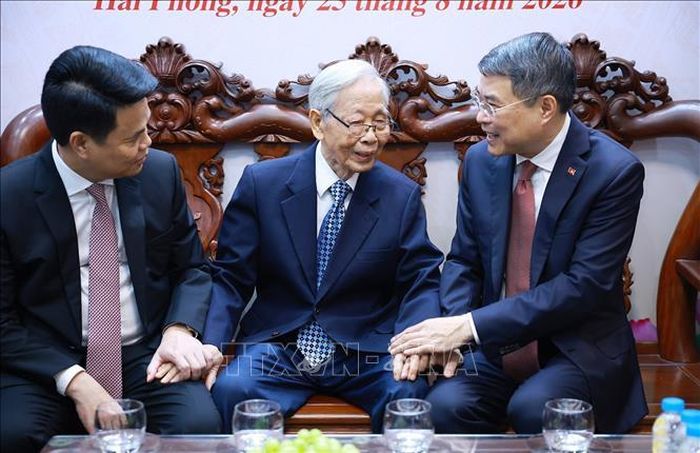 Thủ tướng Lê Minh Hưng đến thăm đảng viên lão thành Đoàn Thế Đính, Chi bộ Tổ dân phố Quang Trung, Đảng bộ phường Hồng Bàng, Thành phố Hải Phòng. Ảnh: Dương Giang/TTXVN