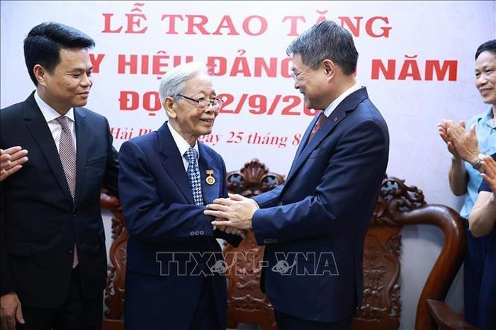 Thủ tướng Lê Minh Hưng đến thăm và trao tặng huy hiệu 80 năm tuổi Đảng cho đảng viên lão thành Đoàn Thế Đính, Chi bộ Tổ dân phố Quang Trung, Đảng bộ phường Hồng Bàng, Thành phố Hải Phòng. Ảnh: Dương Giang/TTXVN