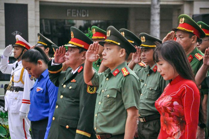 Trong không khí trang trọng, đoàn công tác dâng hoa, dâng hương tưởng niệm Chủ tịch Hồ Chí Minh tại Tượng đài Chủ tịch Hồ Chí Minh.