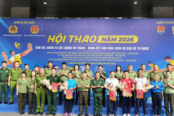 Thượng tá Phan Huy Văn, Phó Giám đốc Công an TP Hồ Chí Minh cùng các đại biểu và vận động viên chụp ảnh lưu niệm.