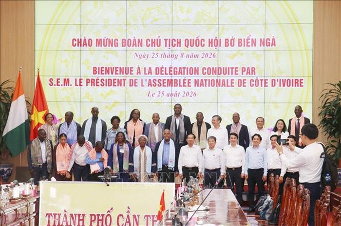 Chủ tịch Quốc hội Cộng hòa Côte d’Ivoire (Bờ Biển Ngà) và lãnh đạo TP Cần Thơ chụp ảnh lưu niệm.