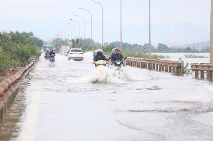 Theo Chi cục Thủy lợi và Phòng chống thiên tai Hà Nội, sáng 25/8, mực nước sông Cầu tại trạm Lương Phúc đang vượt mức báo động 3 (8,0 m) 0,52 m. Mực nước sông Cà Lồ tại trạm Mạnh Tân vượt mức báo động 2 (7,0 m) 0,97m, xấp xỉ báo động 3.
