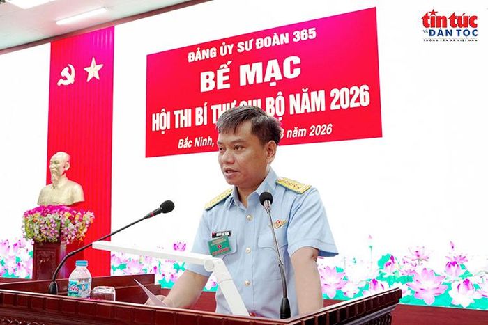 Đại tá Nguyễn Nam Thắng, Uỷ viên Ban thường vụ, Phó Chính uỷ Sư đoàn phát biểu tại Hội thi.