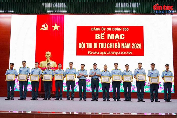 Thủ trưởng Sư đoàn trao giấy chứng nhận đạt giỏi cho các đồng chí Bí thư chi bộ có thành tích tiêu biểu.