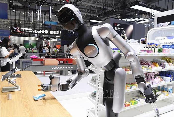 Robot trình diễn khả năng lấy và di chuyển vật thể tại Hội nghị Robot Thế giới 2026 ở Bắc Kinh, Trung Quốc, ngày 19/8/2026. Ảnh: THX/TTXVN phát