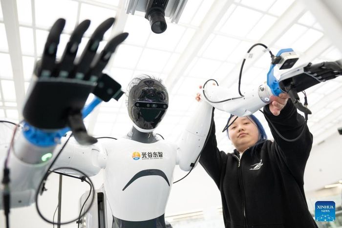 Nhân viên kiểm tra robot tại một trung tâm đổi mới robot hình người ở Vũ Hán, tỉnh Hồ Bắc, Trung Quốc, ngày 4/12/2025. Ảnh: Tân Hoa xã