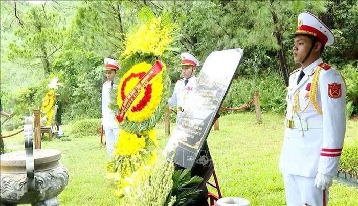 Đoàn đại biểu tỉnh Quảng Trị dâng hương, dâng hoa tưởng nhớ, tri ân Đại tướng Võ Nguyên Giáp tại Khu mộ Đại tướng ở Vũng Chùa - Đảo Yến.