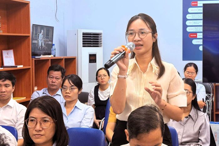 Đại diện doanh nghiệp, cơ quan và tổ chức trao đổi trực tiếp tại hội nghị.