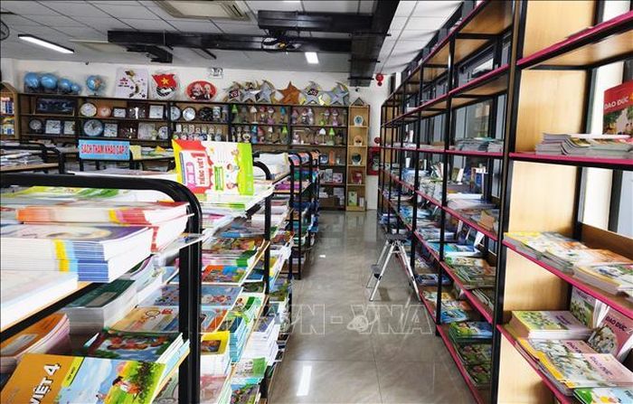 Tình trạng thiếu một số đầu sách giáo khoa do nhu cầu tăng cao trên địa bàn tỉnh Quảng Trị khiến nhiều phụ huynh gặp khó khăn trong việc mua đủ sách cho con. Ảnh: Tường Vi/TTXVN