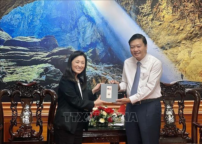 Đại sứ Hoa Kỳ tại Việt Nam Jennifer Wicks tặng quà lưu niệm tới Chủ tịch UBND tỉnh Quảng Trị Lê Hồng Vinh.