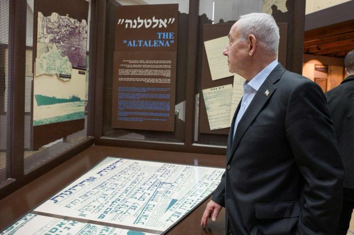 Thủ tướng Israel Benjamin Netanyahu tại Bảo tàng Etzel ở Tel Aviv sau khi tàu ‘Altalena’ được tìm thấy. Ảnh: GPO