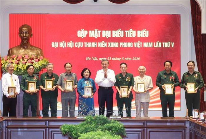 Tổng Bí thư, Chủ tịch nước Tô Lâm tặng chân dung Chủ tịch Hồ Chí Minh cho các đại biểu. Ảnh: Thống Nhất/TTXVN