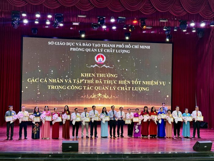 Lãnh đạo Sở Giáo dục và Đào tạo TP Hồ Chí Minh khen thưởng các cá nhân và tập thể thực hiện tốt nhiệm vụ quản lý giáo dục.