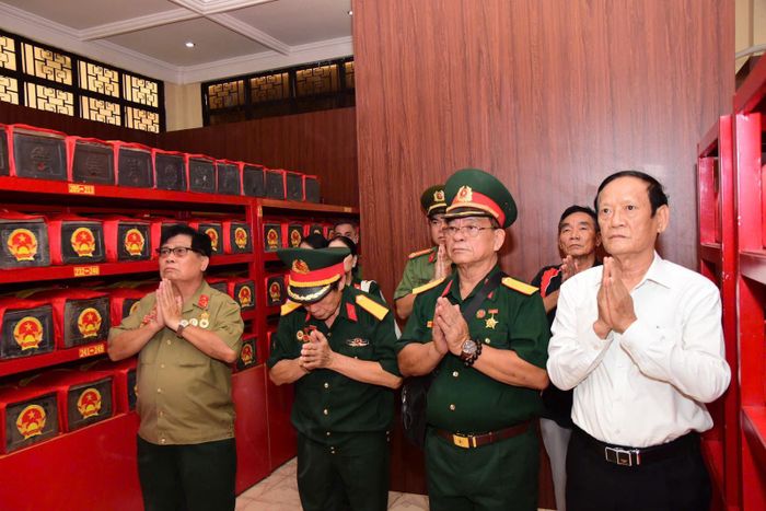 Nhiều đoàn đại biểu đã đến dâng hoa, dâng hương tại khu quàn hài cốt các liệt sĩ ở Công viên Lê Thị Riêng để tri ân những người đã hy sinh vì độc lập, tự do của Tổ quốc.