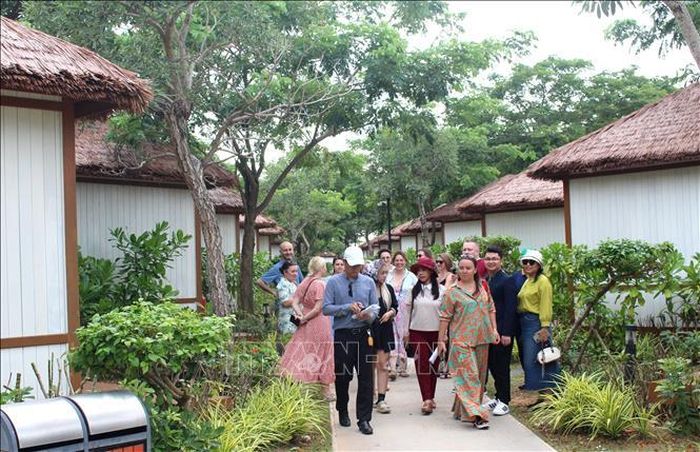 Đoàn khảo sát, trải nghiệm các dịch vụ lưu trú nhà hàng tại phường Tiến Thành, tỉnh Lâm Đồng.