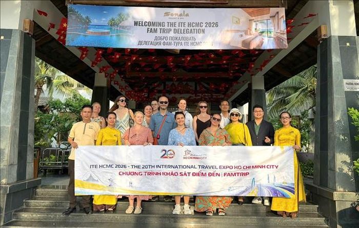 Các thành viên đoàn có dịp giao lưu, trao đổi với các doanh nghiệp du lịch địa phương.