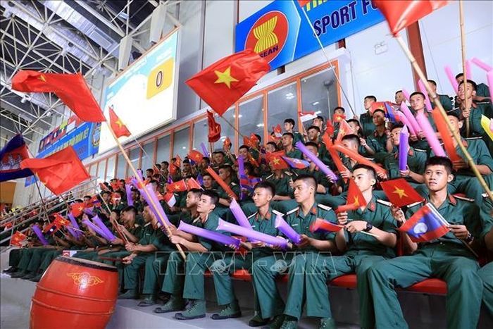 Cổ động viên cổ động nhiệt tình cho hai đội lọt vào chung kết. Ảnh: Tuấn Anh/TTXVN