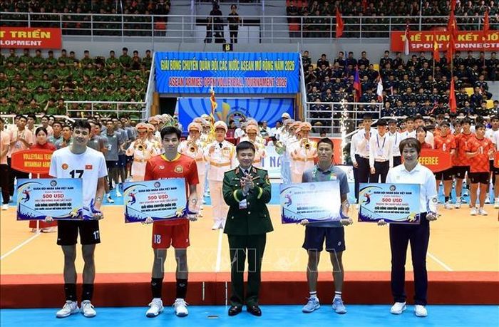 Các vận động viên, trọng tài đạt thành tích cá nhân xuất sắc tại giải đấu. Ảnh: Tuấn Anh/TTXVN