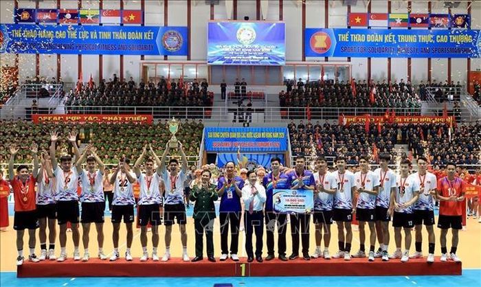 Đại tướng Nguyễn Tân Cương, Uỷ viên Trung ương Đảng, Tổng Tham mưu trưởng QĐND Việt Nam, Thứ trưởng Bộ Quốc phòng và Thứ trưởng Bộ Ngoại giao Ngô Lê Văn trao danh hiệu Vô địch cho Đội tuyển bóng chuyền Quân đội nhân dân Việt Nam. Ảnh: Tuấn Anh/TTXVN