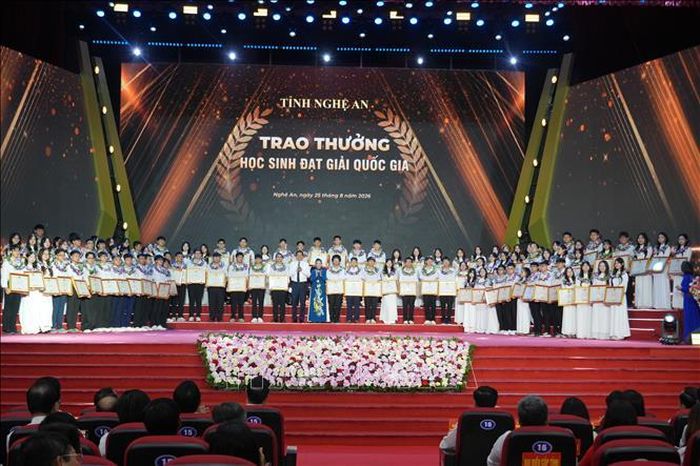 Lãnh đạo tỉnh Nghệ An trao thưởng cho 113 học sinh giỏi Quốc gia năm học 2025-2026.