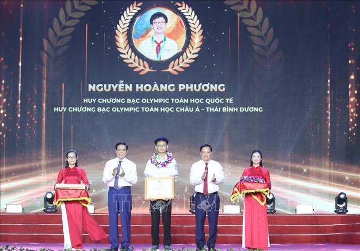 Lãnh đạo tỉnh Nghệ An trao thưởng cho em Nguyễn Hoàng Phương, học sinh Trường THPT Chuyên Phan Bội Châu đạt Huy chương Bạc tại kỳ thi Olympic quốc tế và khu vực châu Á - Thái Bình Dương về môn Toán.