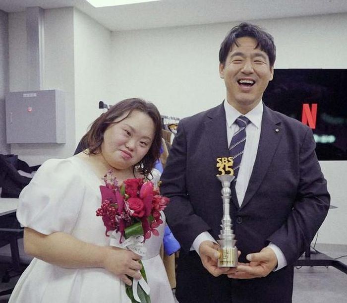 Công chúng thở phào nhẹ nhõm vì hóa ra Jung Eun Hye và Cho Young Nam vẫn đang sống hạnh phúc bên nhau. Ảnh: Nate.