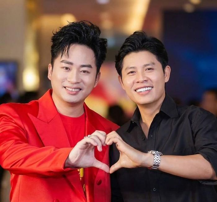Tùng Dương (trái) sẽ hát live lần đầu ca khúc Khát vọng vinh quang của Nguyễn Văn Chung ngày 26/8. Ảnh: FBNV.
