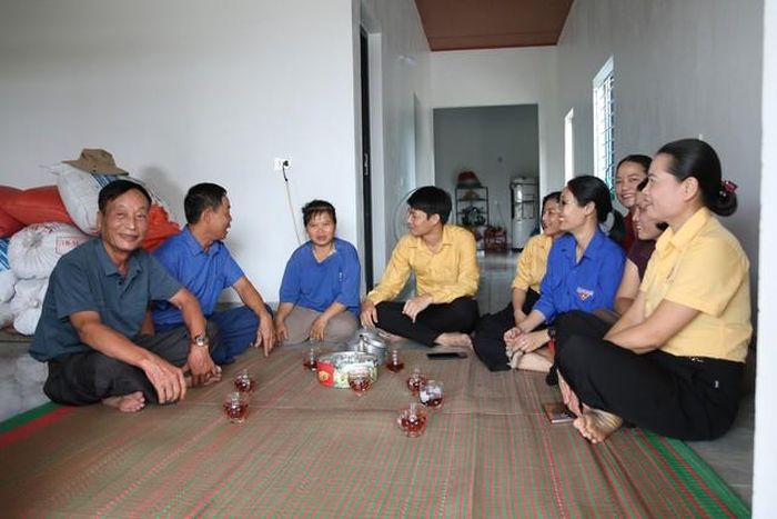 Chị Huệ không giấu nổi niềm vui trong ngôi nhà mới — quả ngọt từ vai trò kết nối, vận động đầy trách nhiệm của UBMTTQ xã Yên Thành. (Hai ảnh ghép vào nhau).