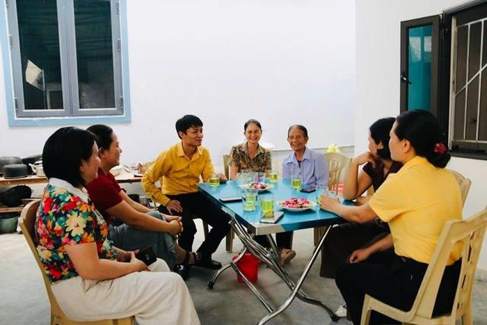 Bà Nga phấn khởi trong ngôi nhà mới khang trang vừa được trao tặng.