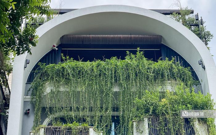 Nhìn từ bên ngoài, ngôi nhà có lối thiết kế hiện đại.