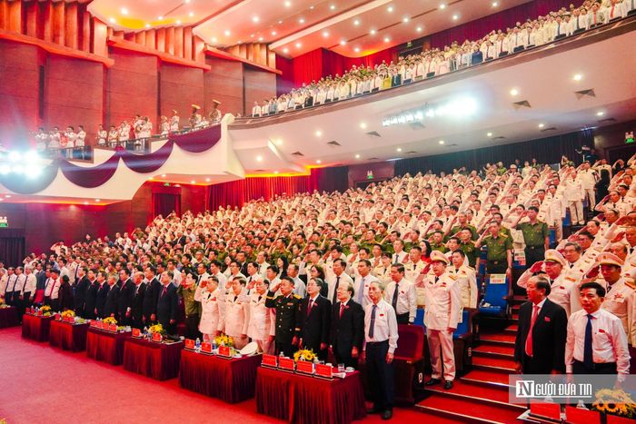 Cán bộ, chiến sĩ Công an thành phố Đà Nẵng và đại biểu tại lễ đón nhận danh hiệu Anh hùng lực lượng vũ trang nhân dân.