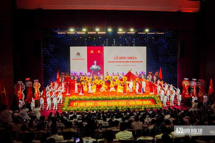 Chương trình nghệ thuật do các nghệ sĩ Nhà hát Trưng Vương biểu diễn tạo không khí trang trọng, hào hùng tại lễ đón nhận danh hiệu Anh hùng lực lượng vũ trang nhân dân của Công an thành phố Đà Nẵng.